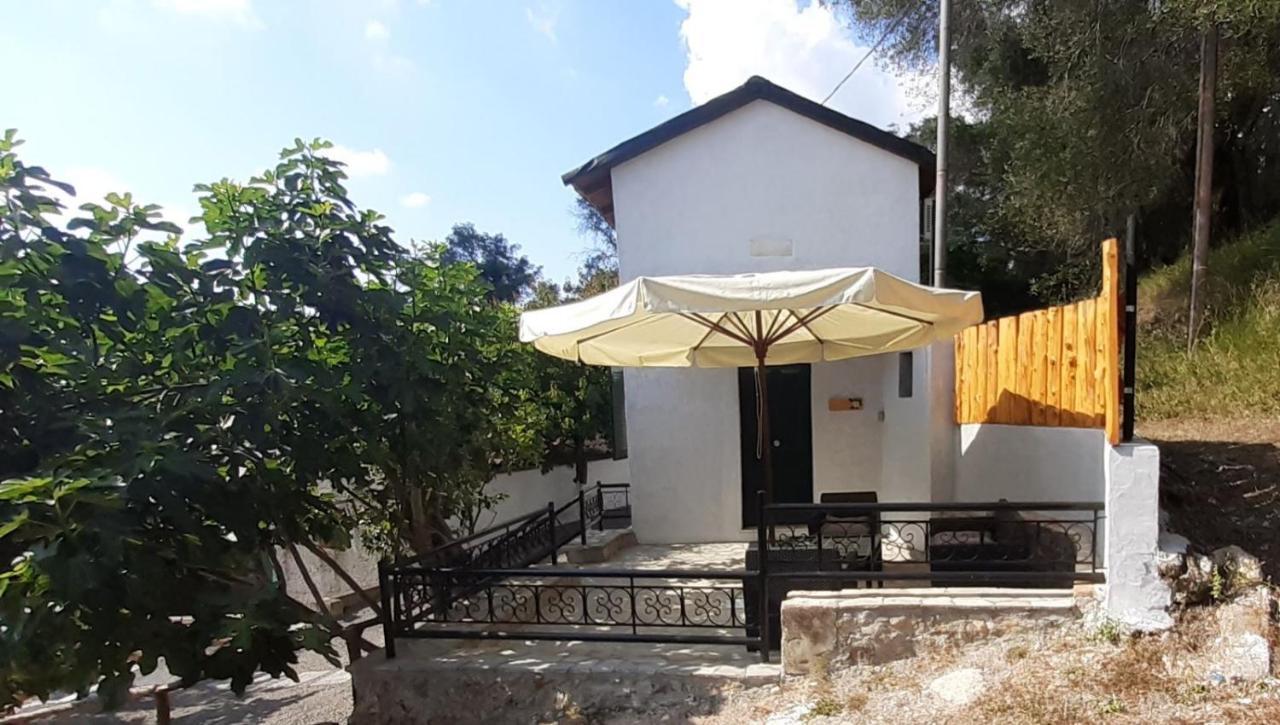 White Manolia Cottage Kato Korakiana Exterior foto